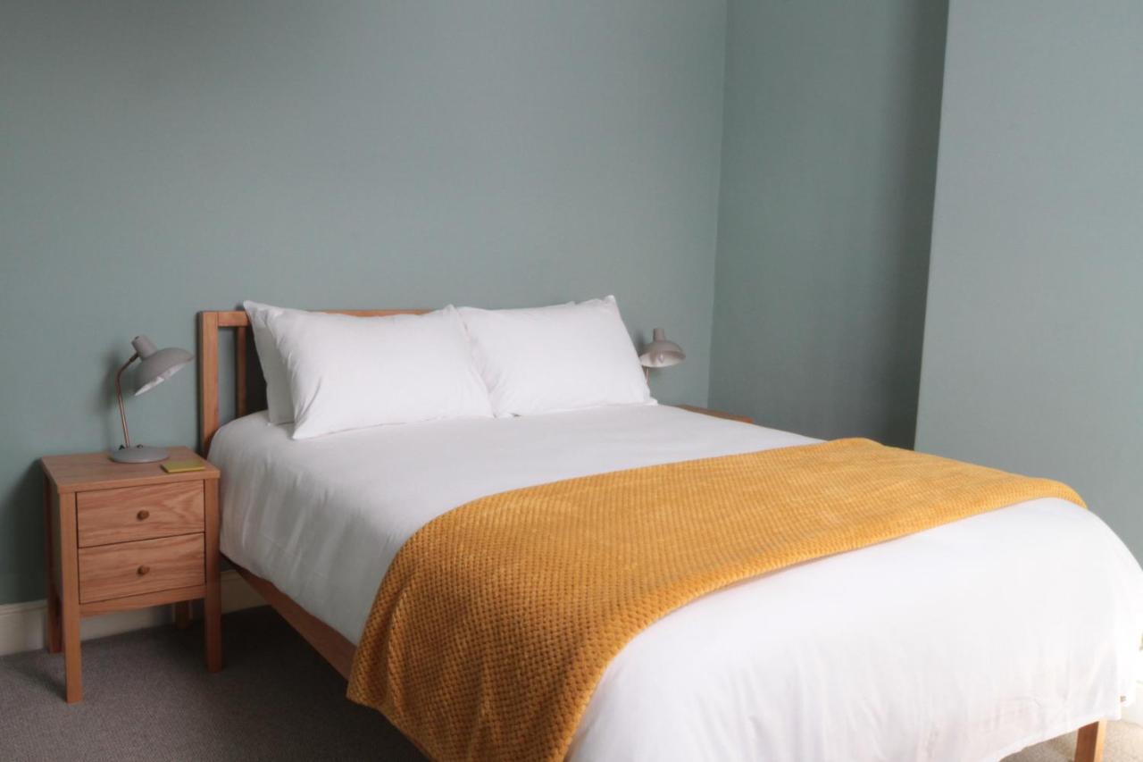 Number 6 Bed & Breakfast Whitby Bagian luar foto