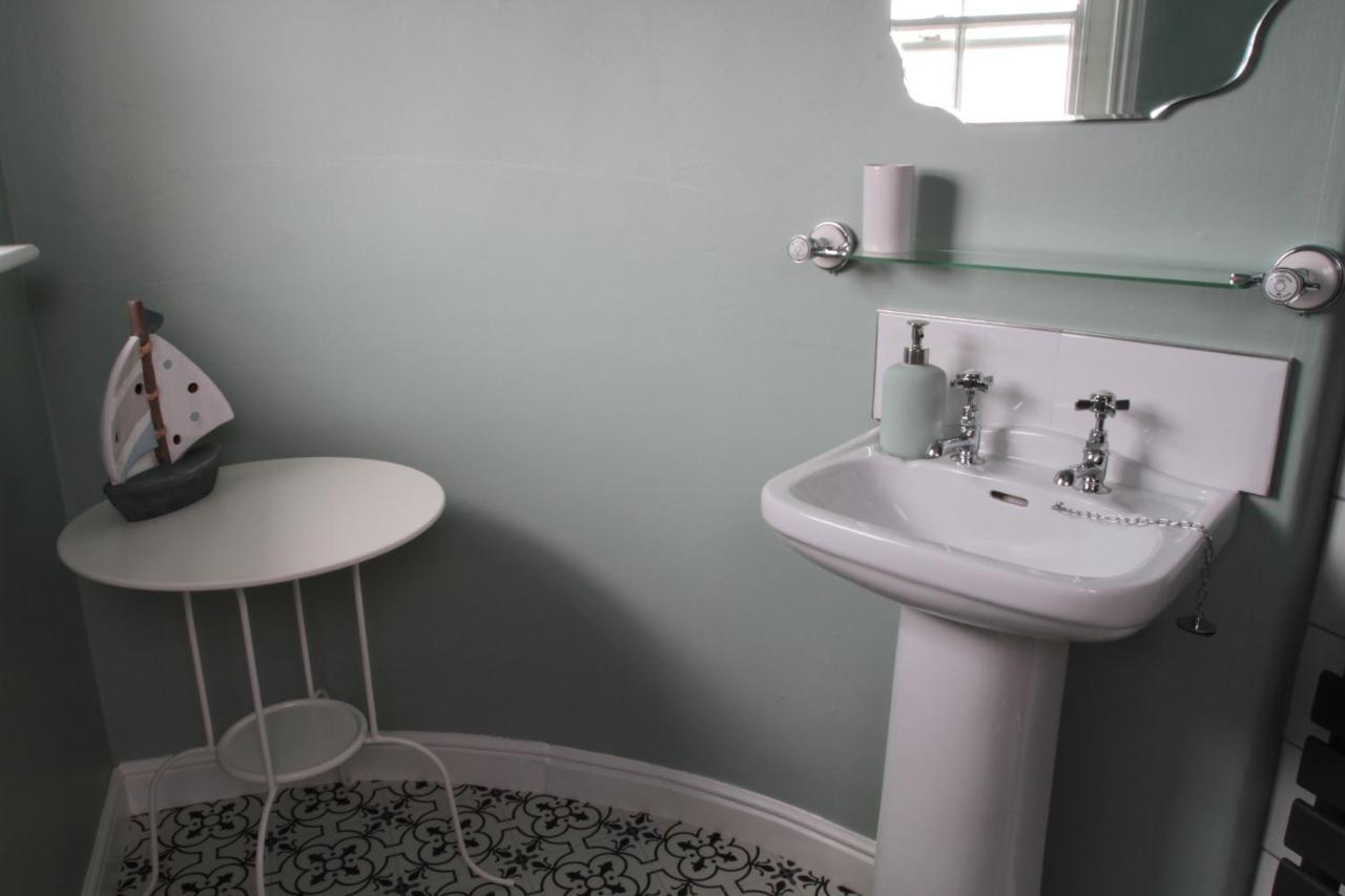 Number 6 Bed & Breakfast Whitby Bagian luar foto