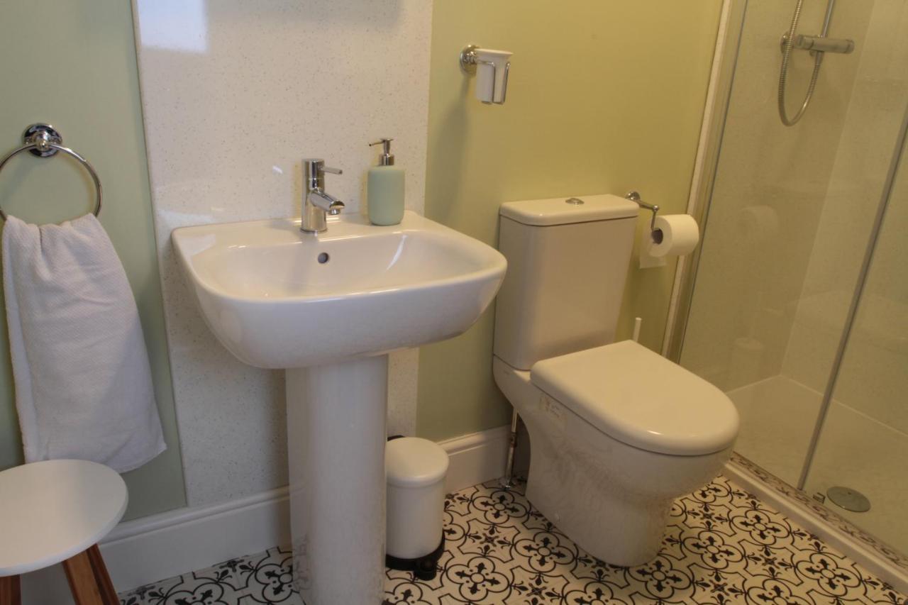 Number 6 Bed & Breakfast Whitby Bagian luar foto