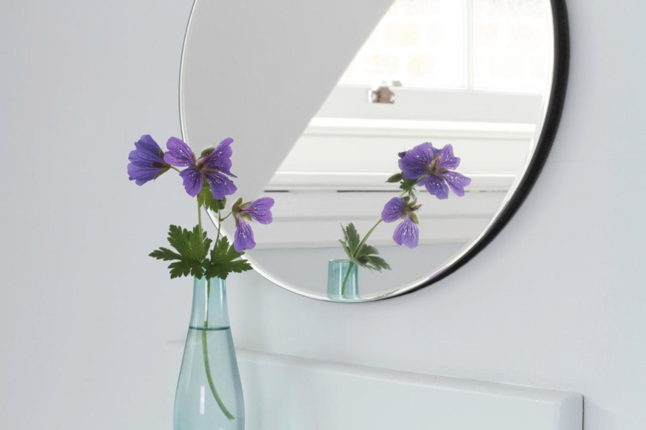 Number 6 Bed & Breakfast Whitby Bagian luar foto